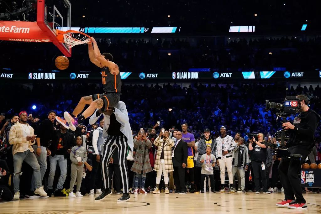 通过定期举 通过定期举